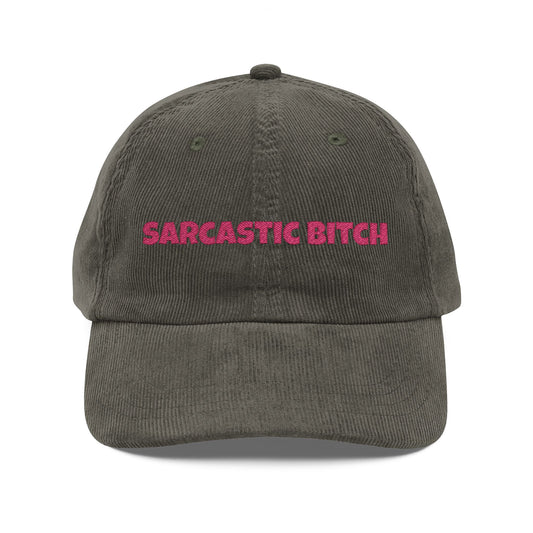 Gorra de pana bordada con la frase "Sarcastic Bitch"